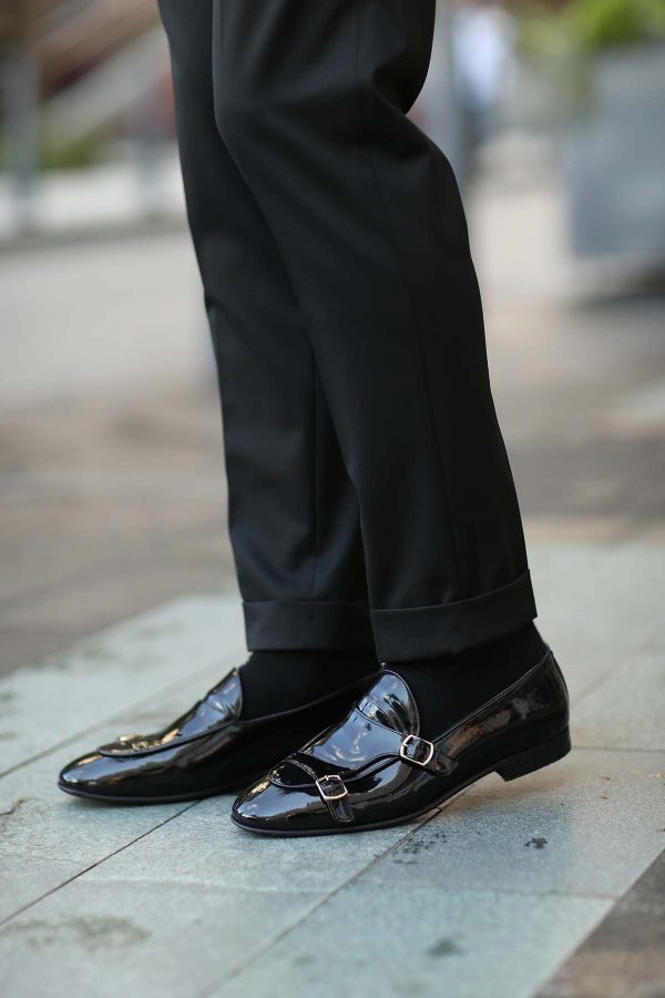 Czarne buty z lakierowanej skóry z klamrą B1
